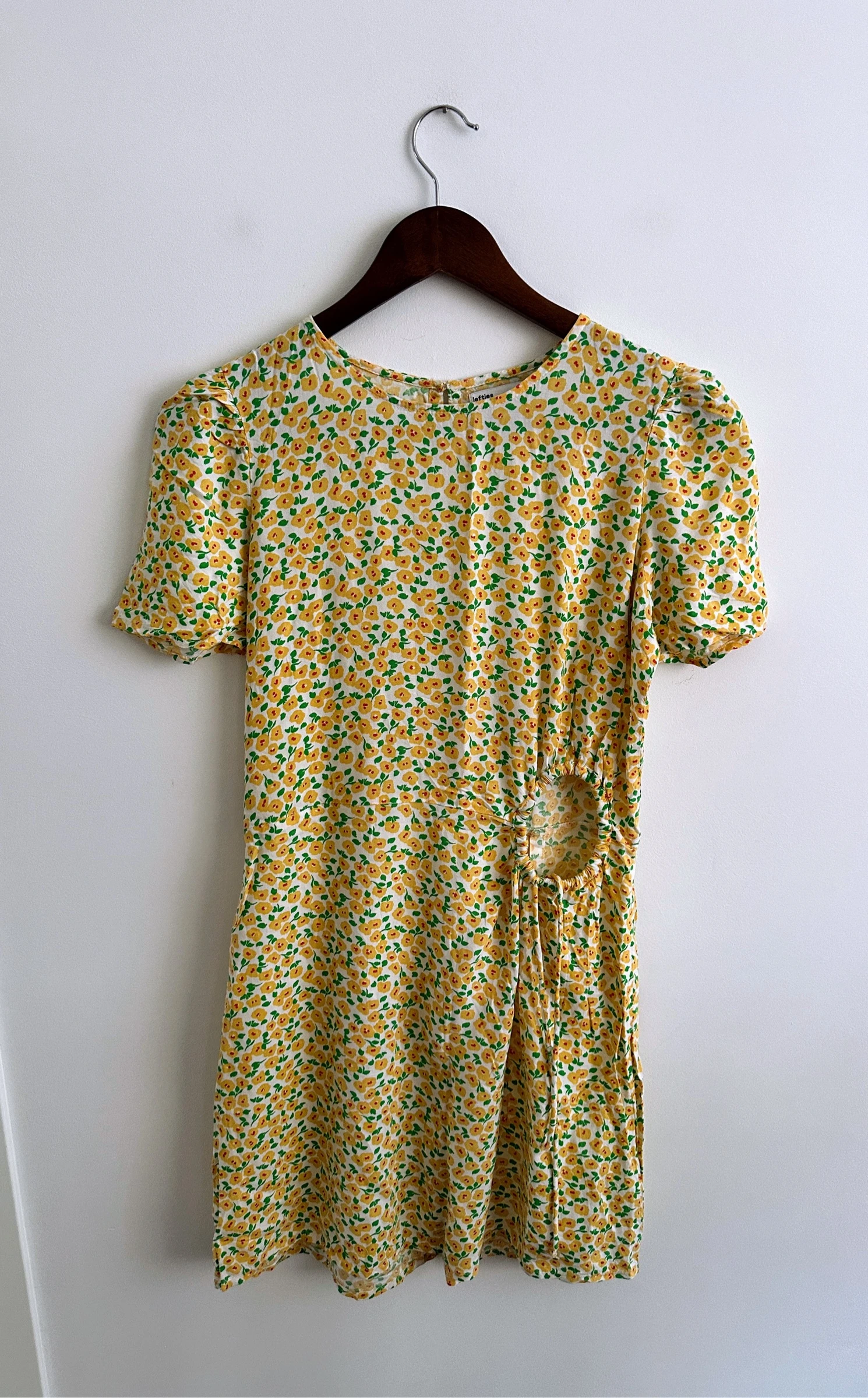 Vestido corto floral Lefties amarillo con cut-out | Talla S | Verano | Boho